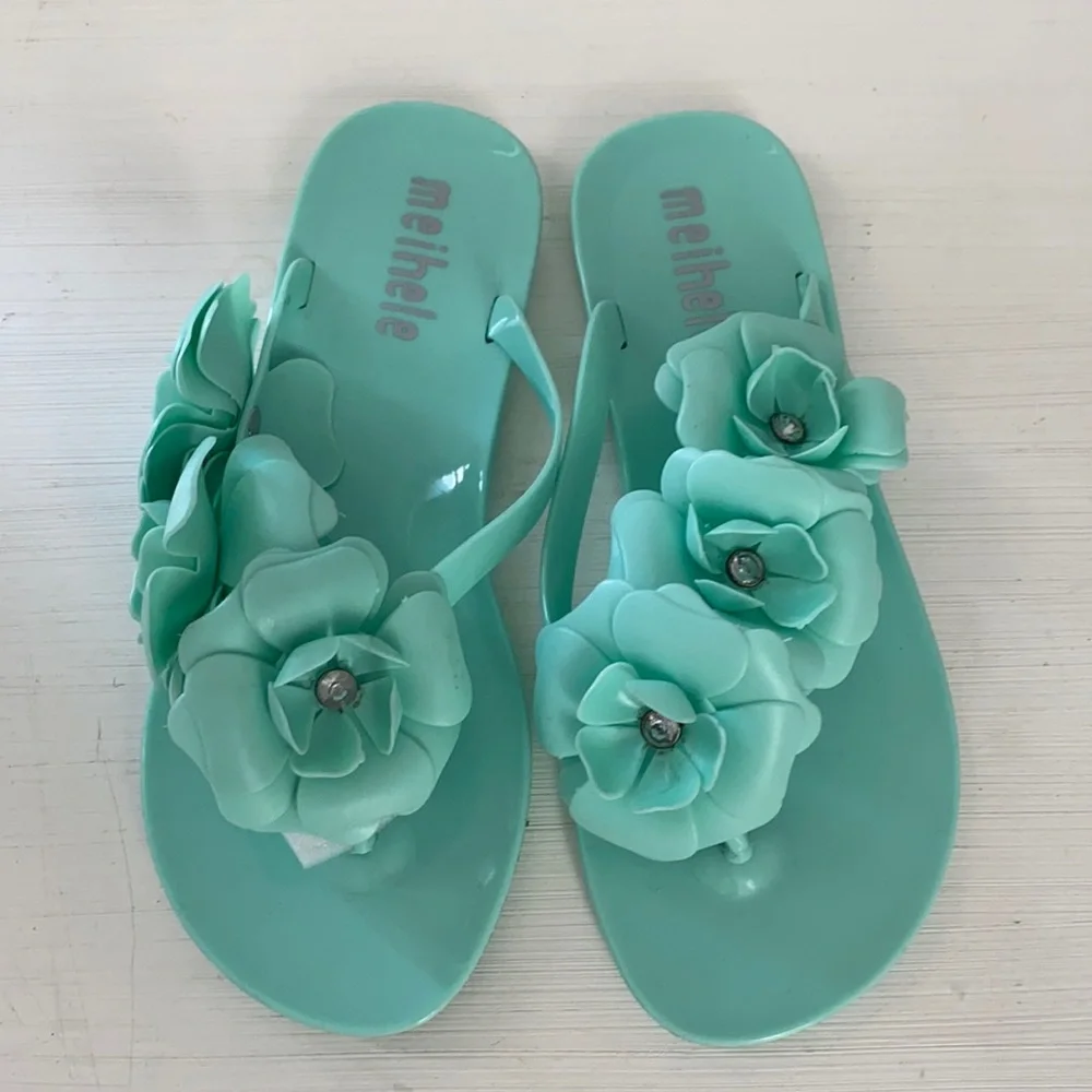 Women’s mint flip flops